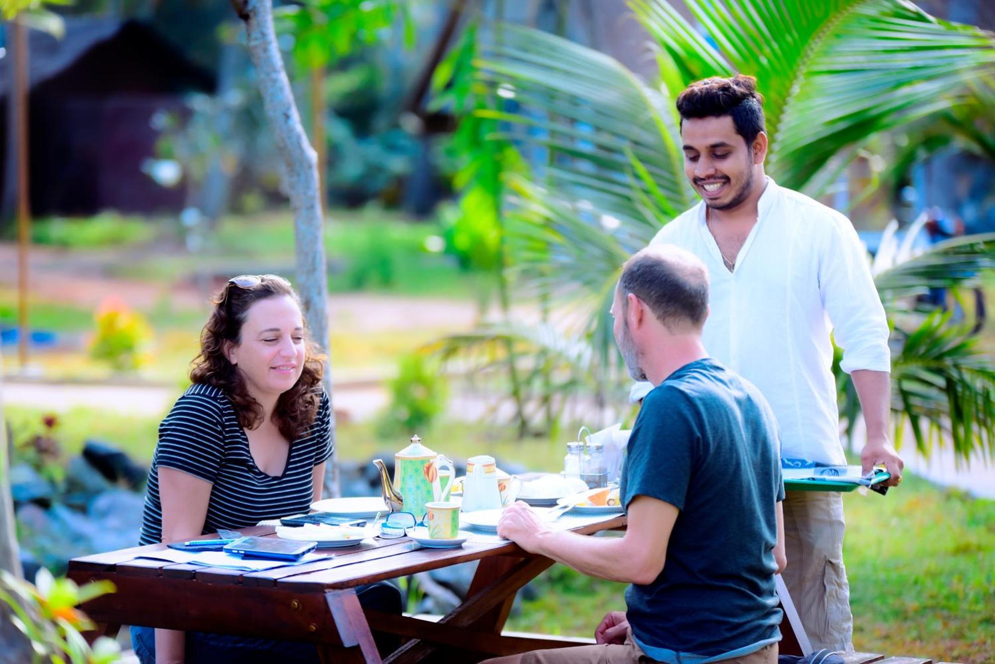 Coco Village Hotel Chilaw Buitenkant foto
