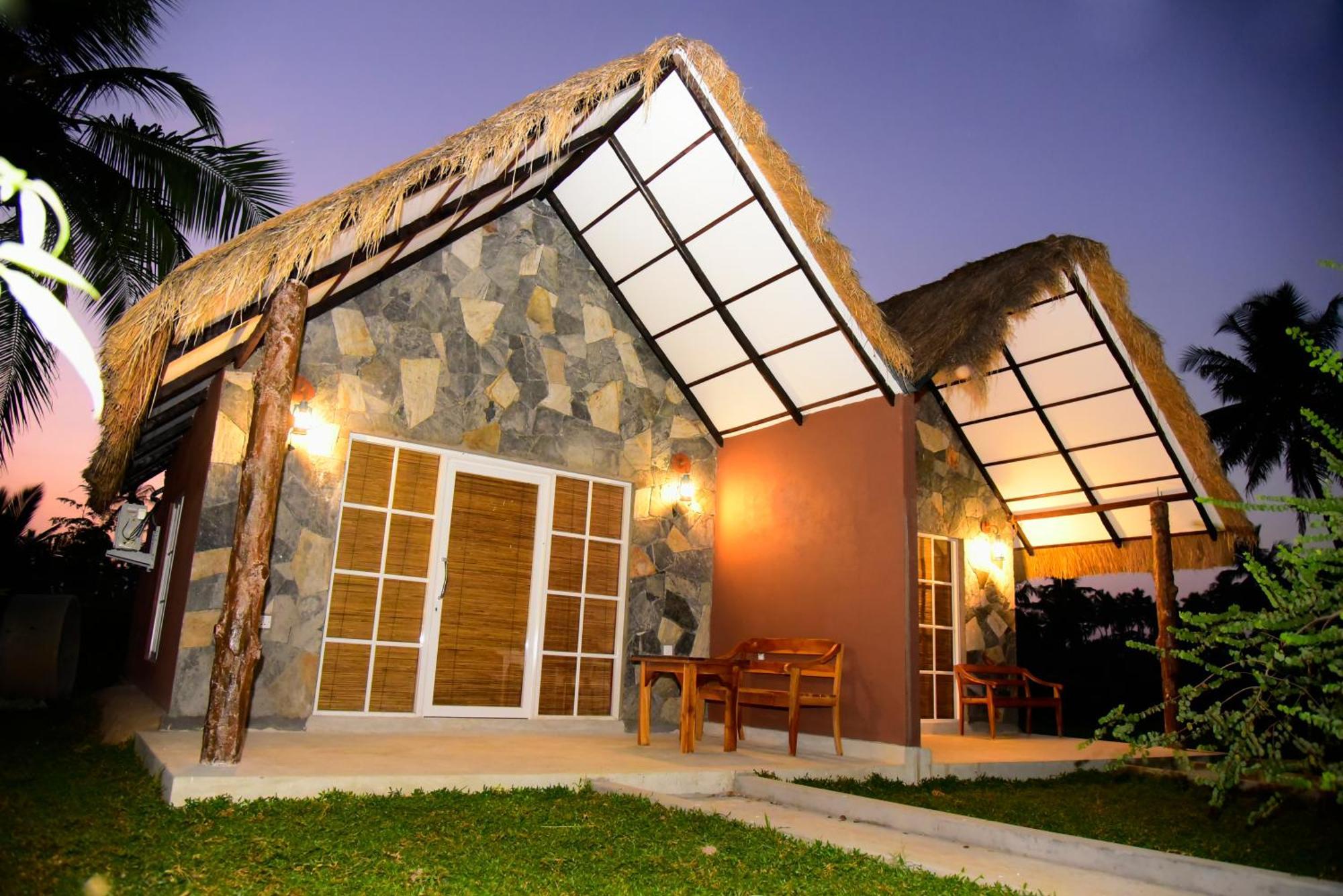 Coco Village Hotel Chilaw Buitenkant foto