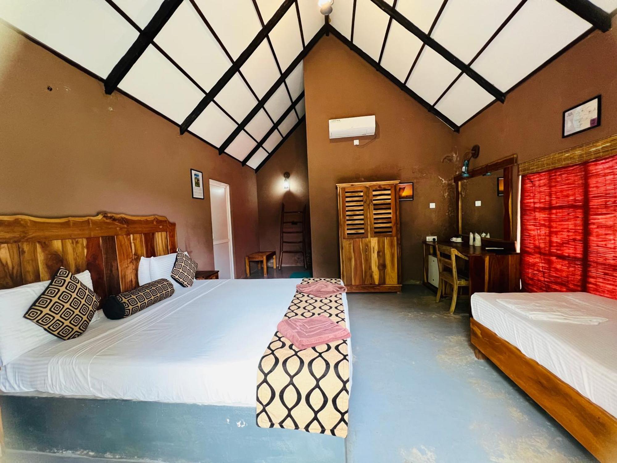Coco Village Hotel Chilaw Buitenkant foto