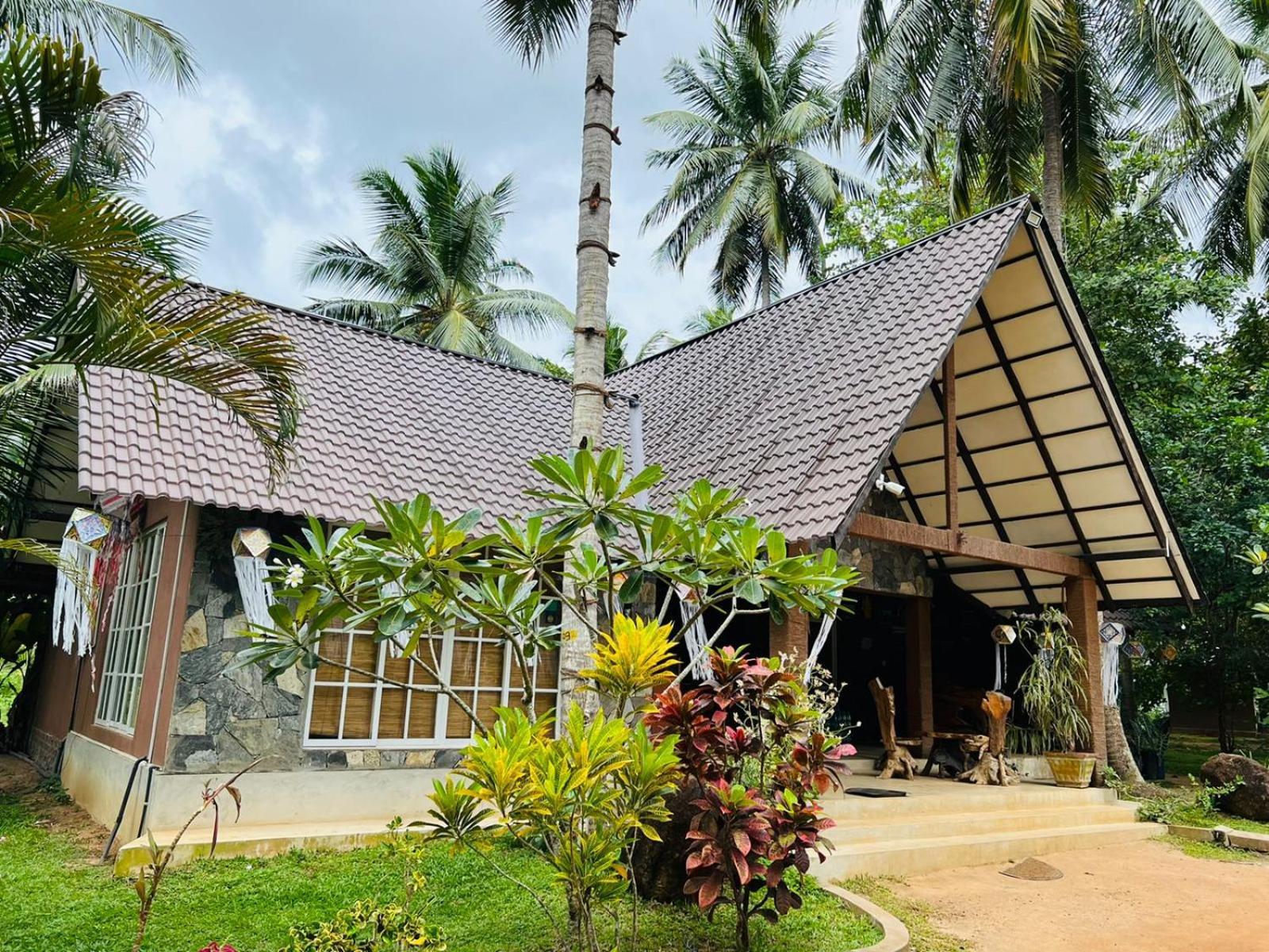 Coco Village Hotel Chilaw Buitenkant foto