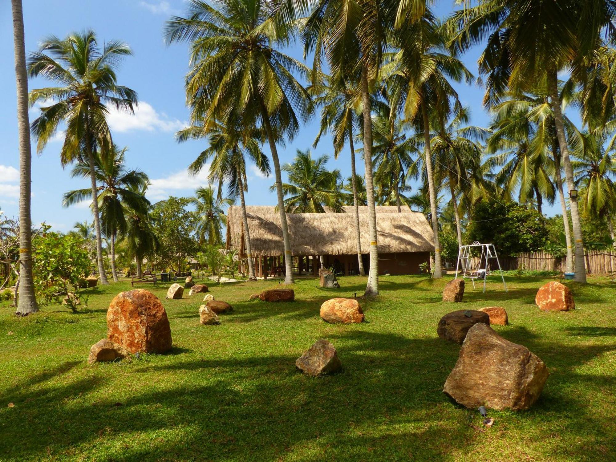 Coco Village Hotel Chilaw Buitenkant foto